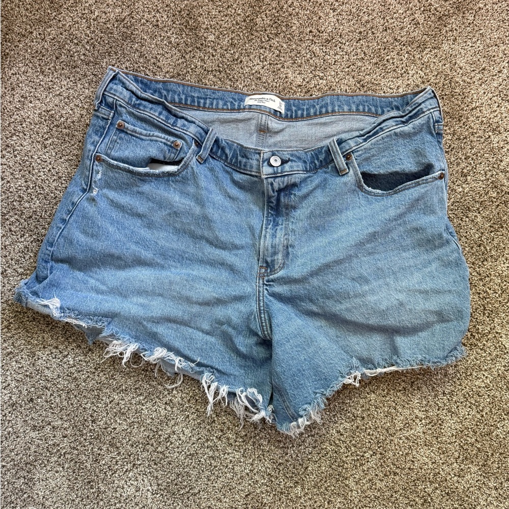 Abercrombie & Fitch The Baggy Short Mid Rise Jeans